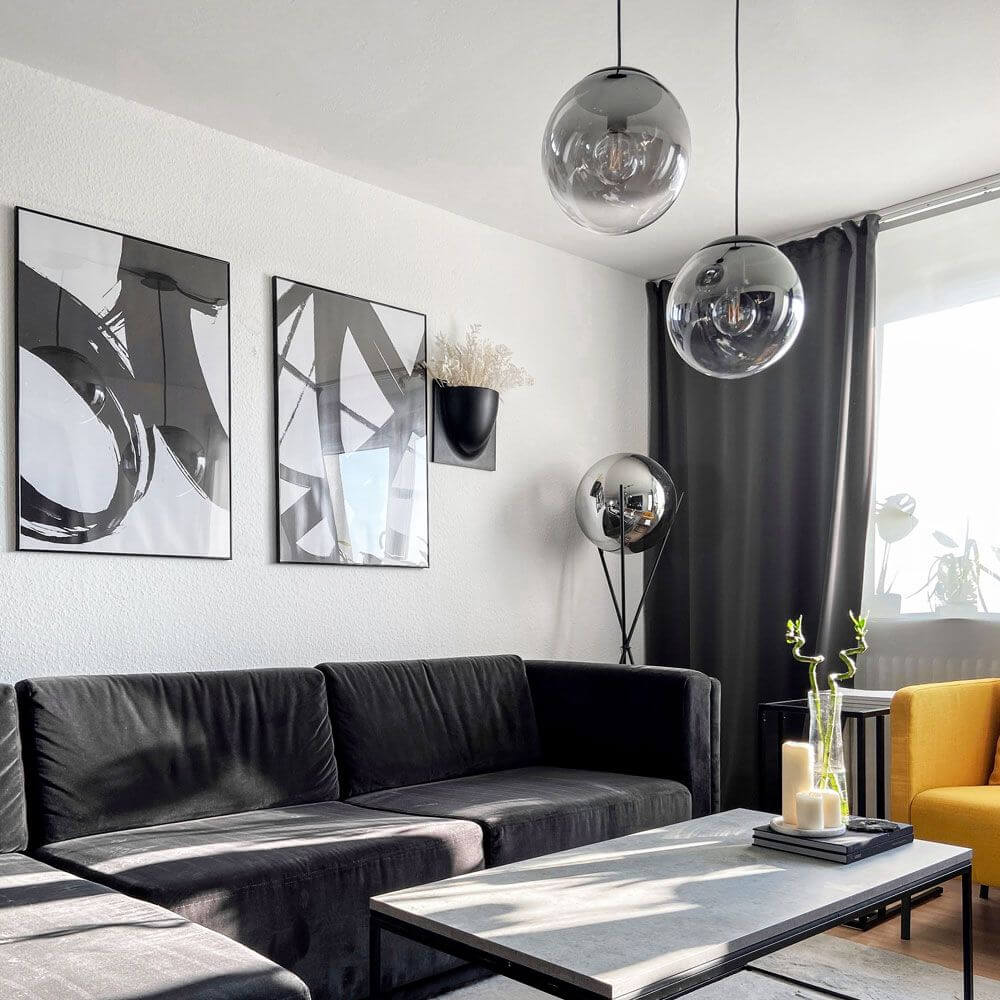 Wohnzimmer mit modernen s.luce Progress Galerieleuchten und stilvollem Möbel-Design in neutralen Farbtönen.