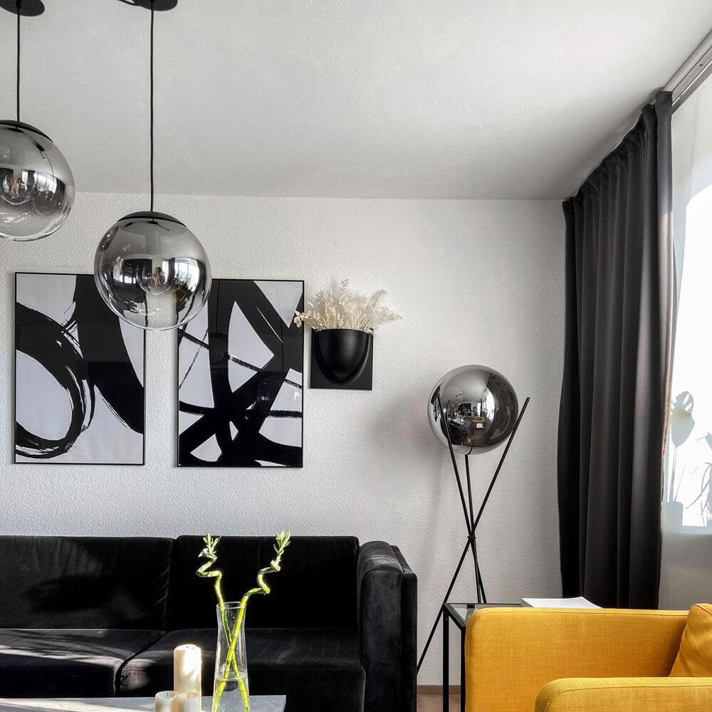 Moderne Wohnzimmer mit s.luce Progress Galerieleuchte, abstrakter Kunst und eleganter Einrichtung.