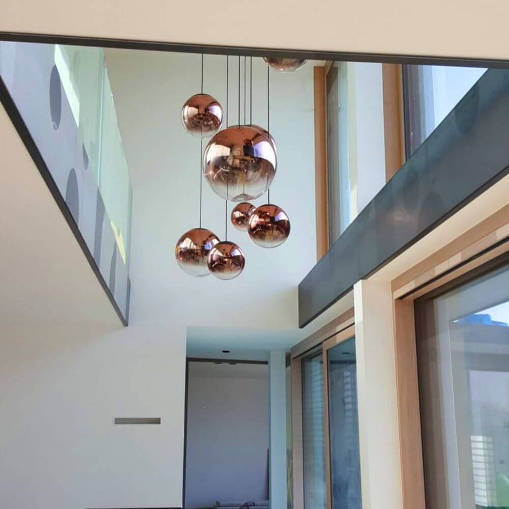 s.luce Progress Galerieleuchte mit Glas-Kugeln in modernem Design und elegantem Farbverlauf im Wohnraum.