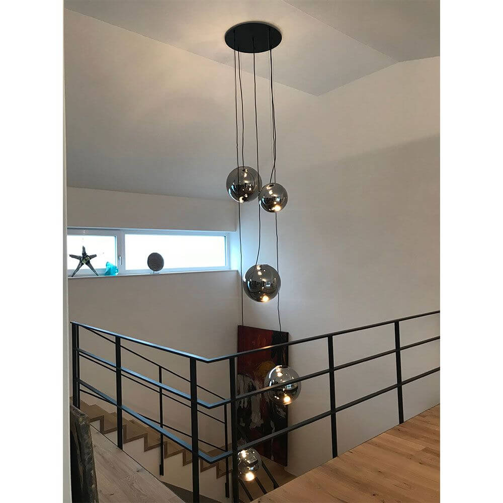 Moderne s.luce Sphere Pendelleuchte mit Glaskugeln in einem stilvollen Treppenhaus.