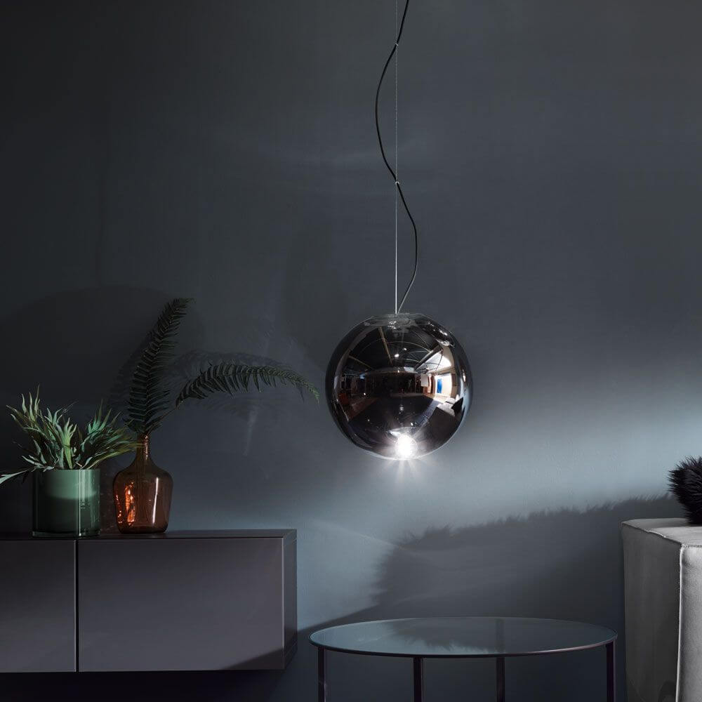 s.luce Sphere Pendelleuchte Glaskugel in modernem Design mit rauchfarbenem Glas und asymmetrischer Lichtverteilung.