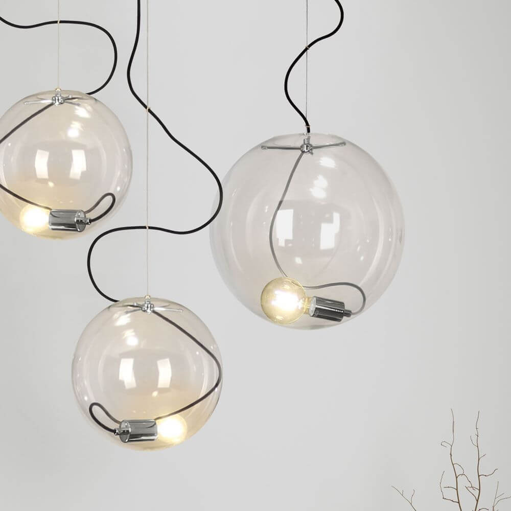 s.luce Sphere Galerieleuchte Glaskugel 5m Abhängung mit schwebenden, modernen Glaskugeln.