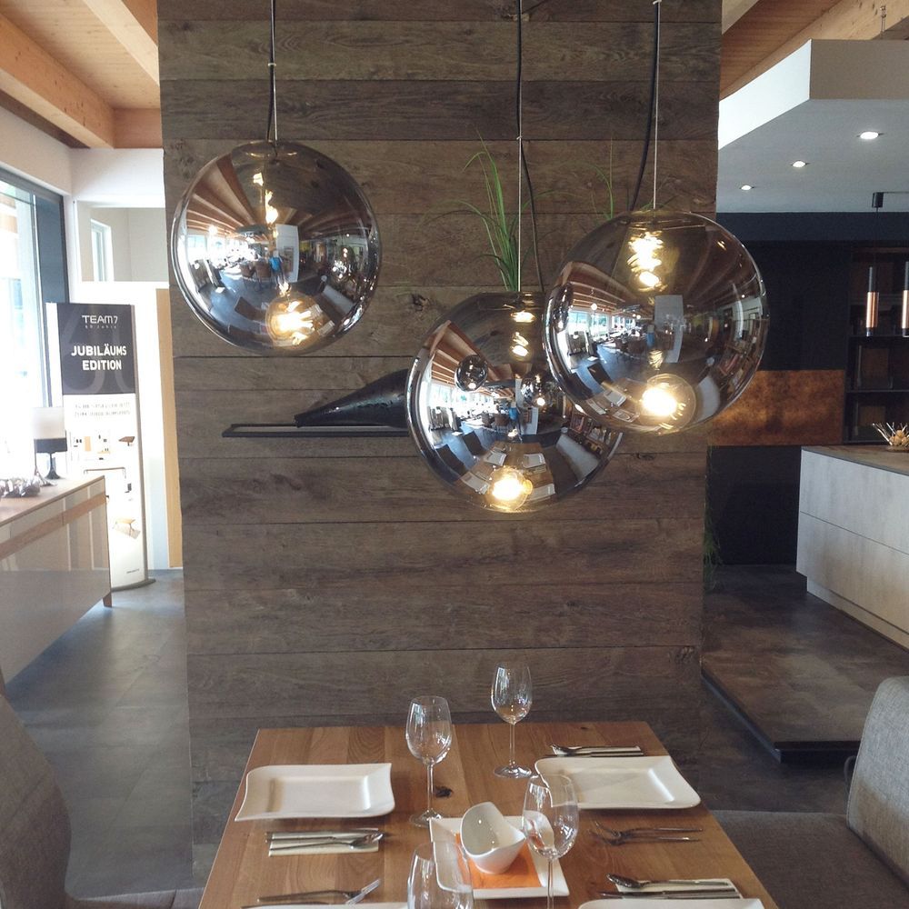 Moderne s.luce Sphere Hängeleuchte, dreiteilige Glaskugel mit asymmetrischer Lichtverteilung im eleganten Innenraum.
