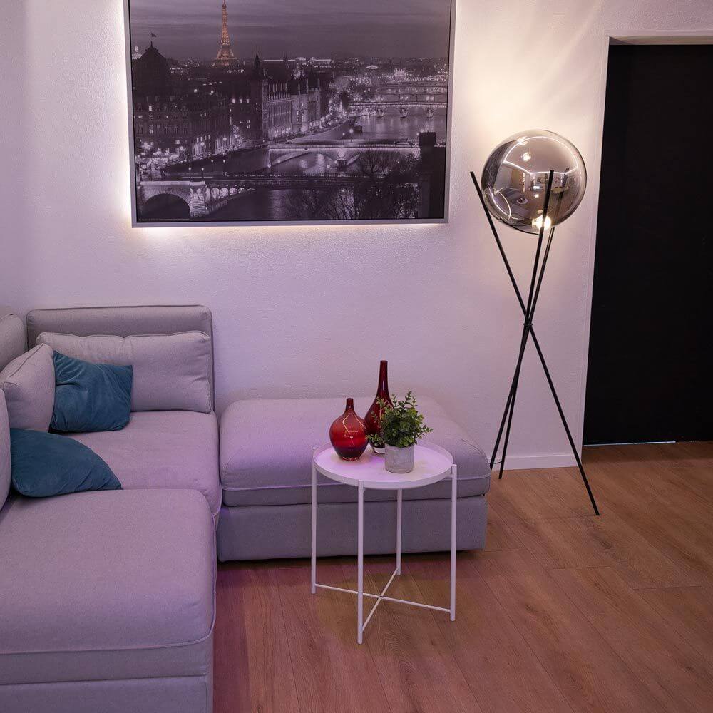 s.luce Stehleuchte Progress 40cm in elegantem Wohnraum mit Sofa und Tisch, minimalistischem Design und stilvollem Ambiente.