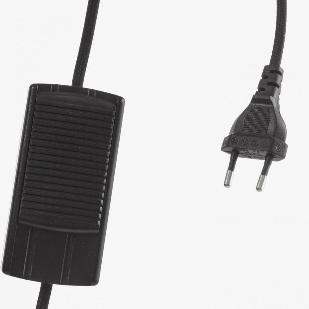 Schwarzes Kabel mit Stecker und Fußschalter für elektrische Geräte.