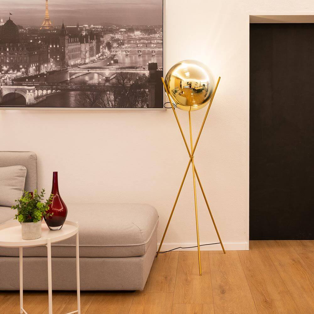 s.luce Stehleuchte Progress 40cm in elegantem Design mit goldfarbener Kugel und Dreibein, stilvolle Wohnzimmerbeleuchtung.