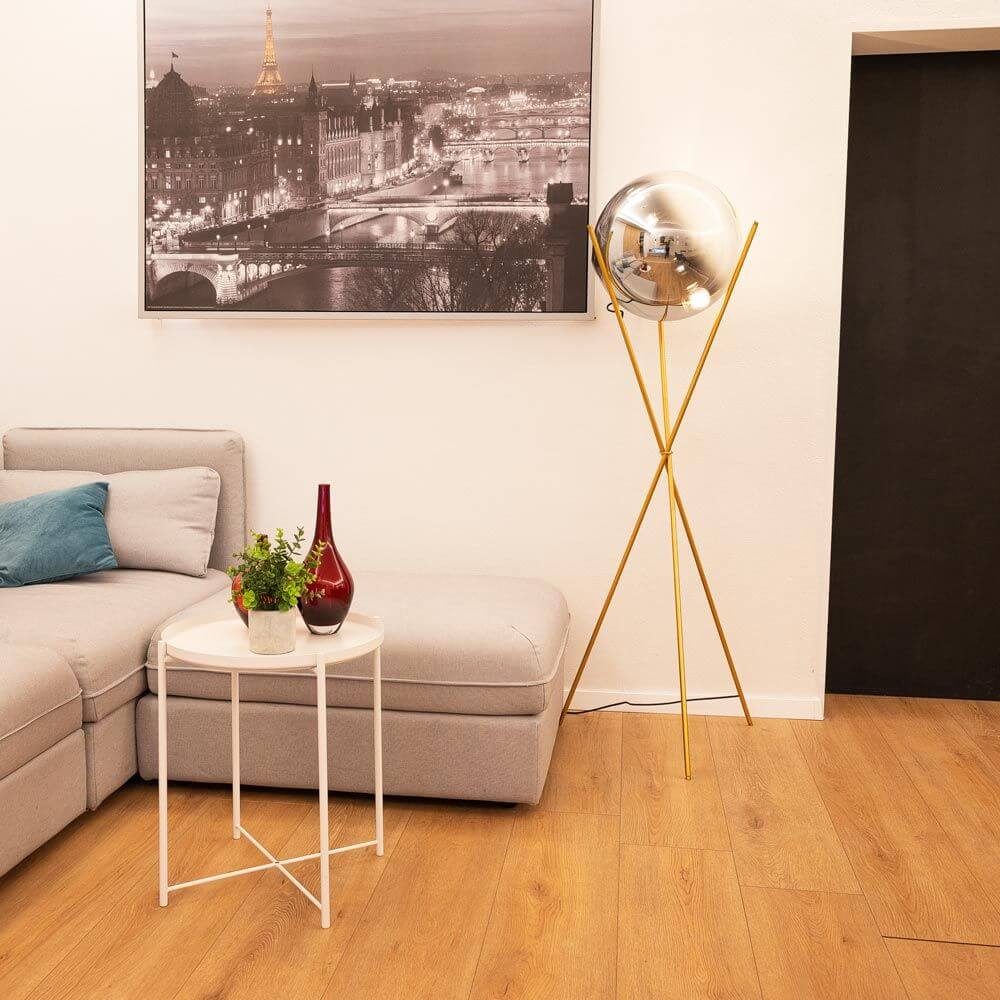 s.luce Stehleuchte Progress 40cm in modernem Wohnzimmer mit eleganter Einrichtung