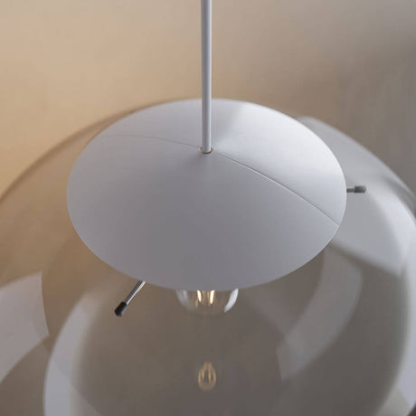 s.luce Abdeckung für Orb Glaskugel in stilvollem Weiß über einer Glaskugel.