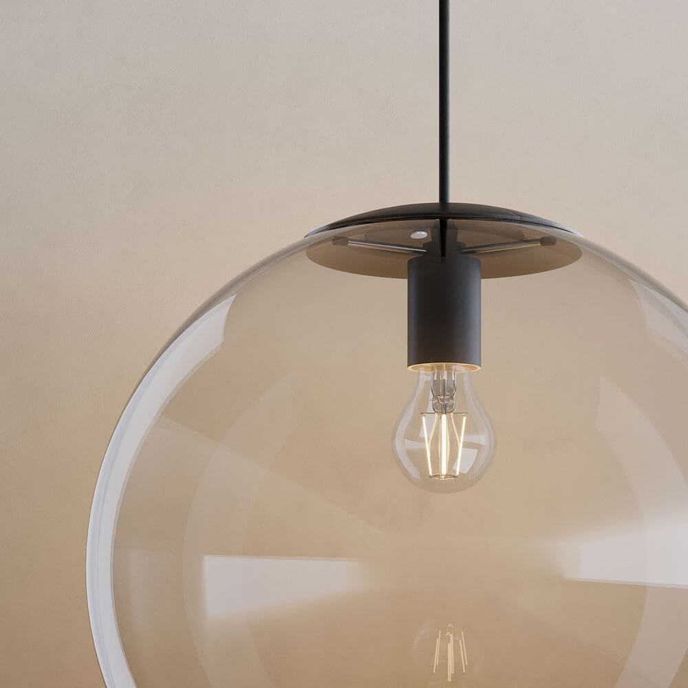 s.luce Abdeckung für Orb Glaskugel auf einer hängenden Lampe in minimalistischen Design.