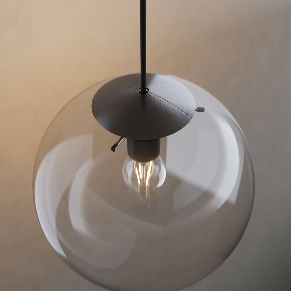 s.luce Abdeckung für Orb Glaskugel auf einer Pendelleuchte mit minimalistischem Design.