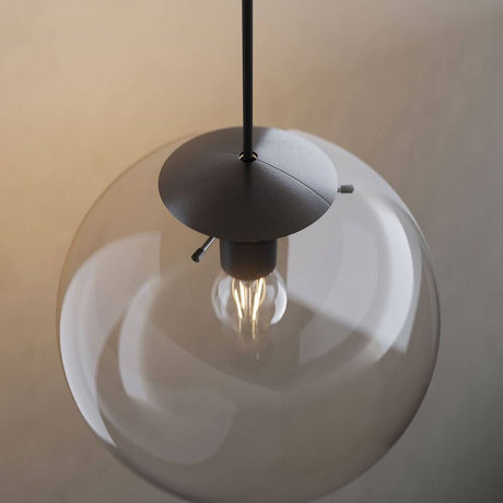 s.luce Abdeckung für Orb Glaskugel auf einer Pendelleuchte mit minimalistischem Design.