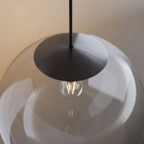 s.luce Abdeckung für Orb Glaskugel auf einer modernen Lampe mit minimalistischer Ästhetik.