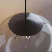 Elegante hängende Lampe mit schwarzem Schirm und glasklarem Lampenkörper in stilvollem Design.