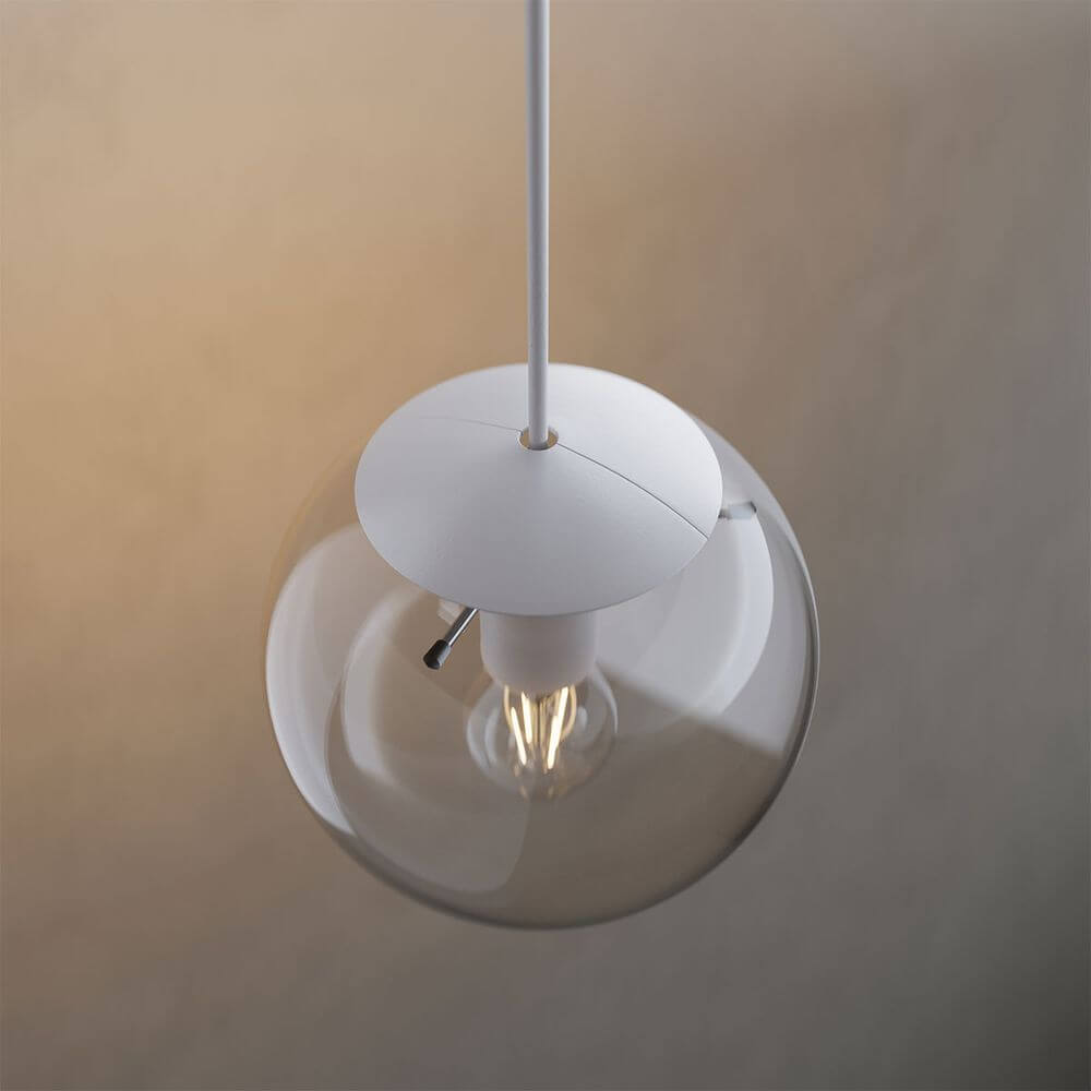 s.luce Abdeckung für Orb Glaskugel an moderner Pendelleuchte in elegantem Design.