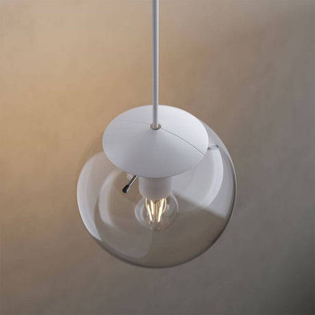 s.luce Abdeckung für Orb Glaskugel an moderner Pendelleuchte in elegantem Design.
