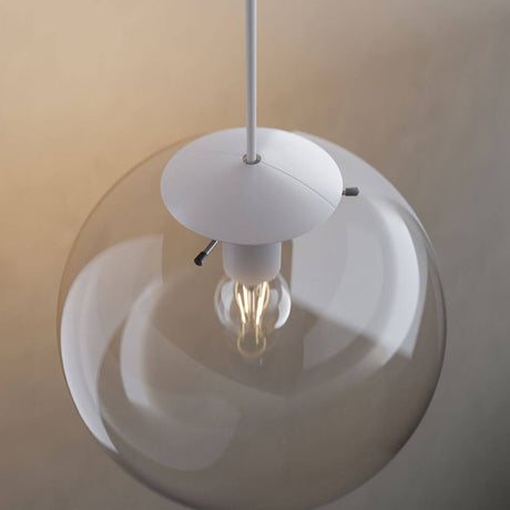 s.luce Abdeckung für Orb Glaskugel auf einer eleganten Lampe, minimalistisches Design in Weiß und klarem Glas.