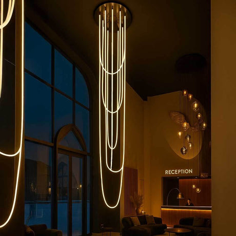 s.luce Arion organische LED Galerieleuchte XXL Licht-Schlauch Warmweiß in modernem Empfangsbereich mit sanftem Licht.