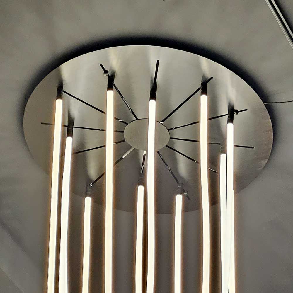 s.luce Arion organische LED Galerieleuchte XXL Schlauch Warmweiß von oben mit stilvollem Design.