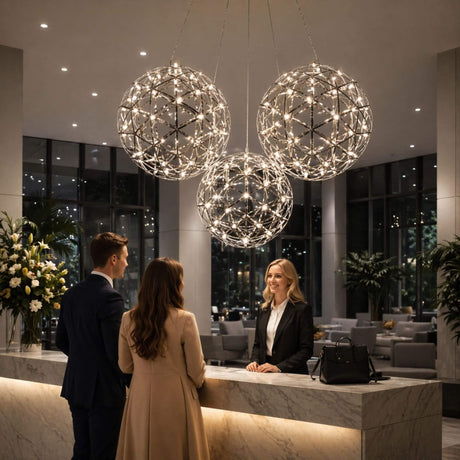 s.luce Atom Cluster LED Mehrfach-Pendelleuchte 3-flammig im modernen Hotel mit Gästen und Empfangstresen.