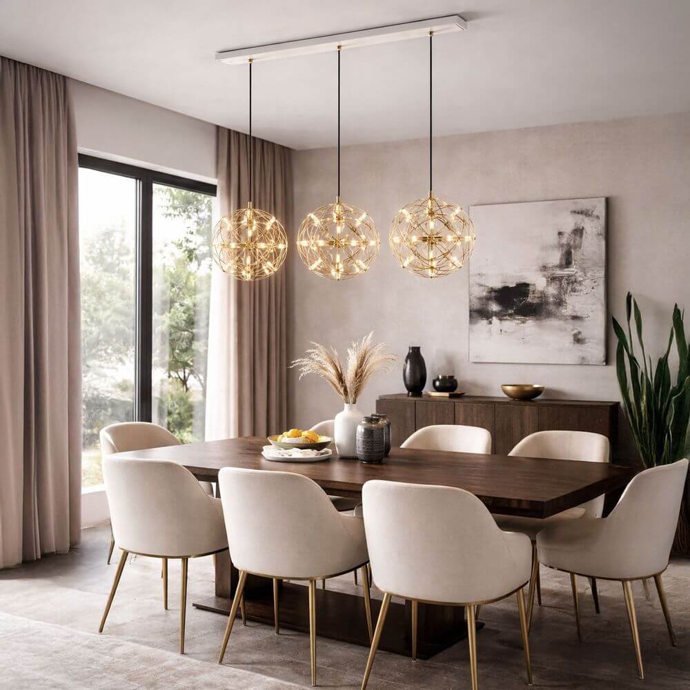s.luce Atom LED Esstisch-Pendelleuchte 2 bis 5-flammig Balken 120cm über modernem Esstisch mit drei goldenen Kugel-Pendelleuchten