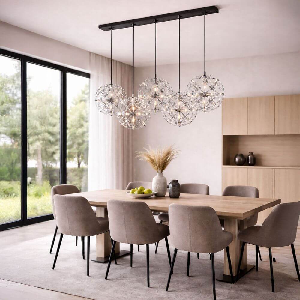 s.luce Atom LED Esstisch-Pendelleuchte 2 bis 5-flammig Balken 120cm über modernem Holztisch mit filigranen Kugel-Leuchten