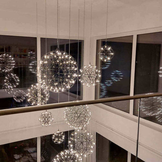 Schicke hängende Lampen in geometrischen Formen mit warmem Licht, die einen modernen Raum beleuchten.