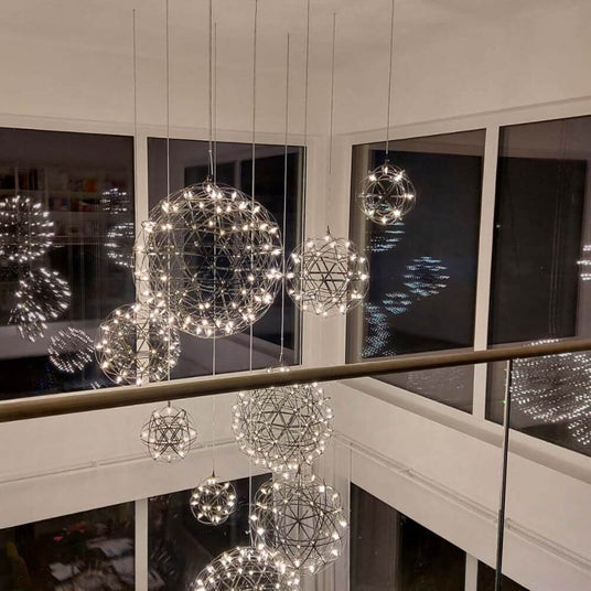 Jolies lampes suspendues en formes géométriques avec une lumière chaude, éclairant un espace moderne.