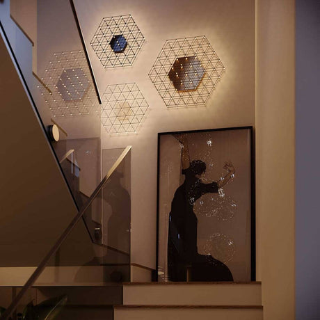 s.luce Atom eckige LED Effekt Wand- & Deckenleuchte in modernem Treppenhaus mit geometrischen Wanddekoren.