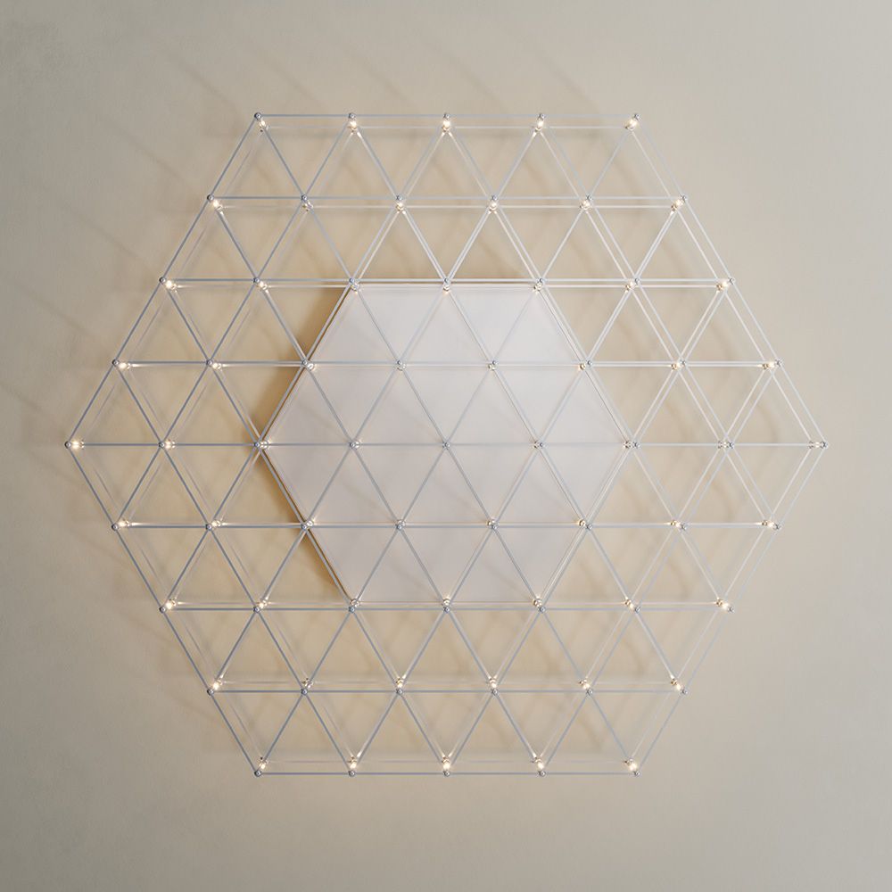 s.luce Atom eckige LED Effekt Wand- & Deckenleuchte im modernen, geometrischen Design an einer Wand