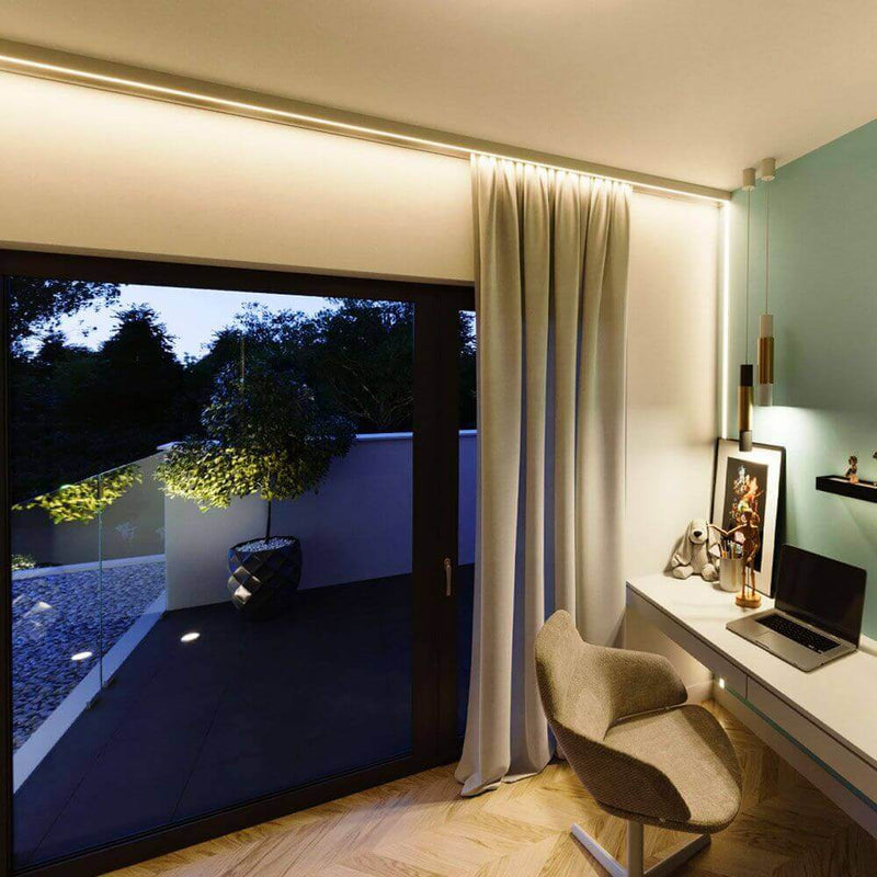 Moderner Arbeitsbereich mit Fenstern und Vorhängen, mit Blick auf einen Garten und stilvollem Büromöbel.