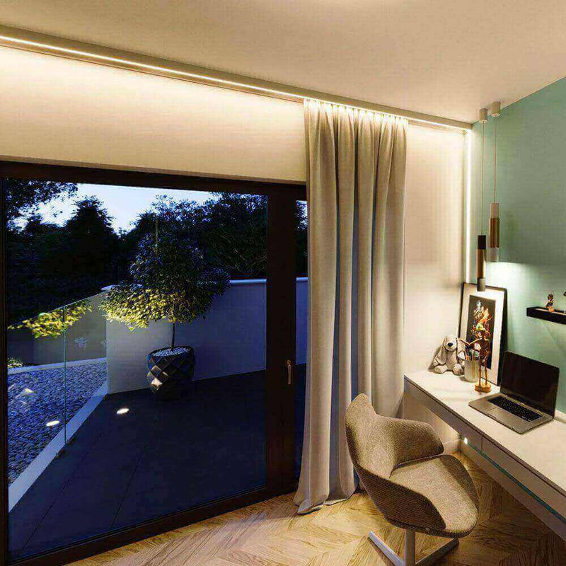 Moderner Arbeitsbereich mit Fenstern und Vorhängen, mit Blick auf einen Garten und stilvollem Büromöbel.