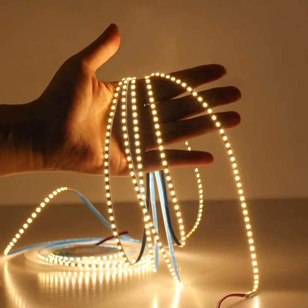 s.luce Aura 5m LED-Strip 14w/m 1400lm/m CRI 95 in der Hand, flexible und leistungsstarke Beleuchtungslösung.