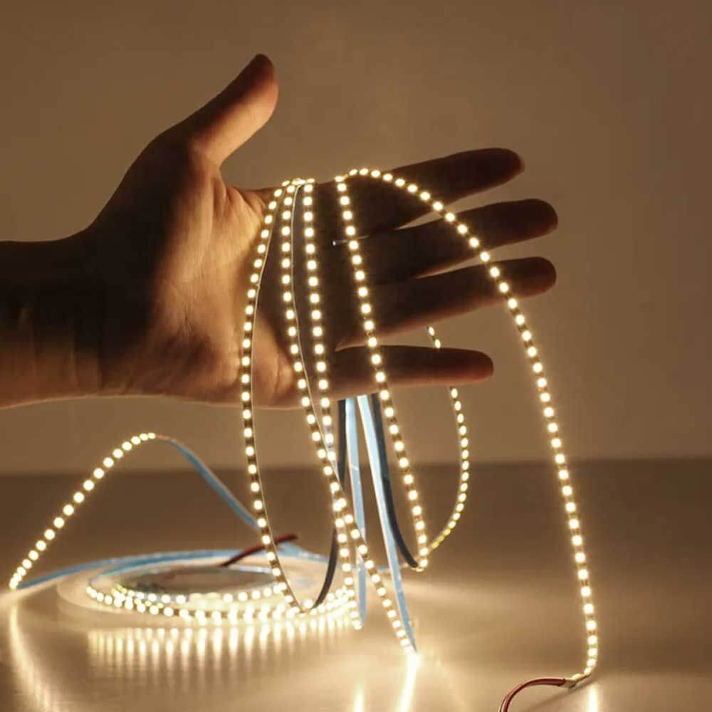 s.luce Aura 5m LED-Strip 14w/m 1400lm/m CRI 95 in der Hand, hochwertige flexible LED-Beleuchtung.