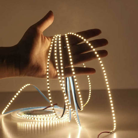 s.luce Aura 5m LED-Strip 14w/m 1400lm/m CRI 95 in der Hand, hochwertige flexible LED-Beleuchtung.