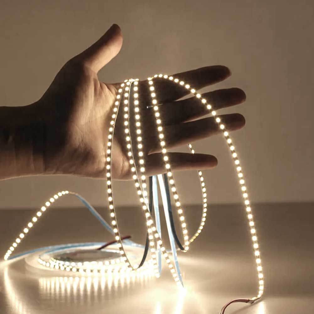 s.luce Aura 5m LED-Strip 14w/m 1400lm/m CRI 95 in der Hand, flexibler und energieeffizienter LED-Streifen.