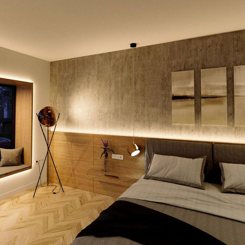 s.luce Aura 5m LED-Strip 14w/m 1400lm/m CRI 95 in stilvollem Schlafzimmer mit indirekter Beleuchtung.