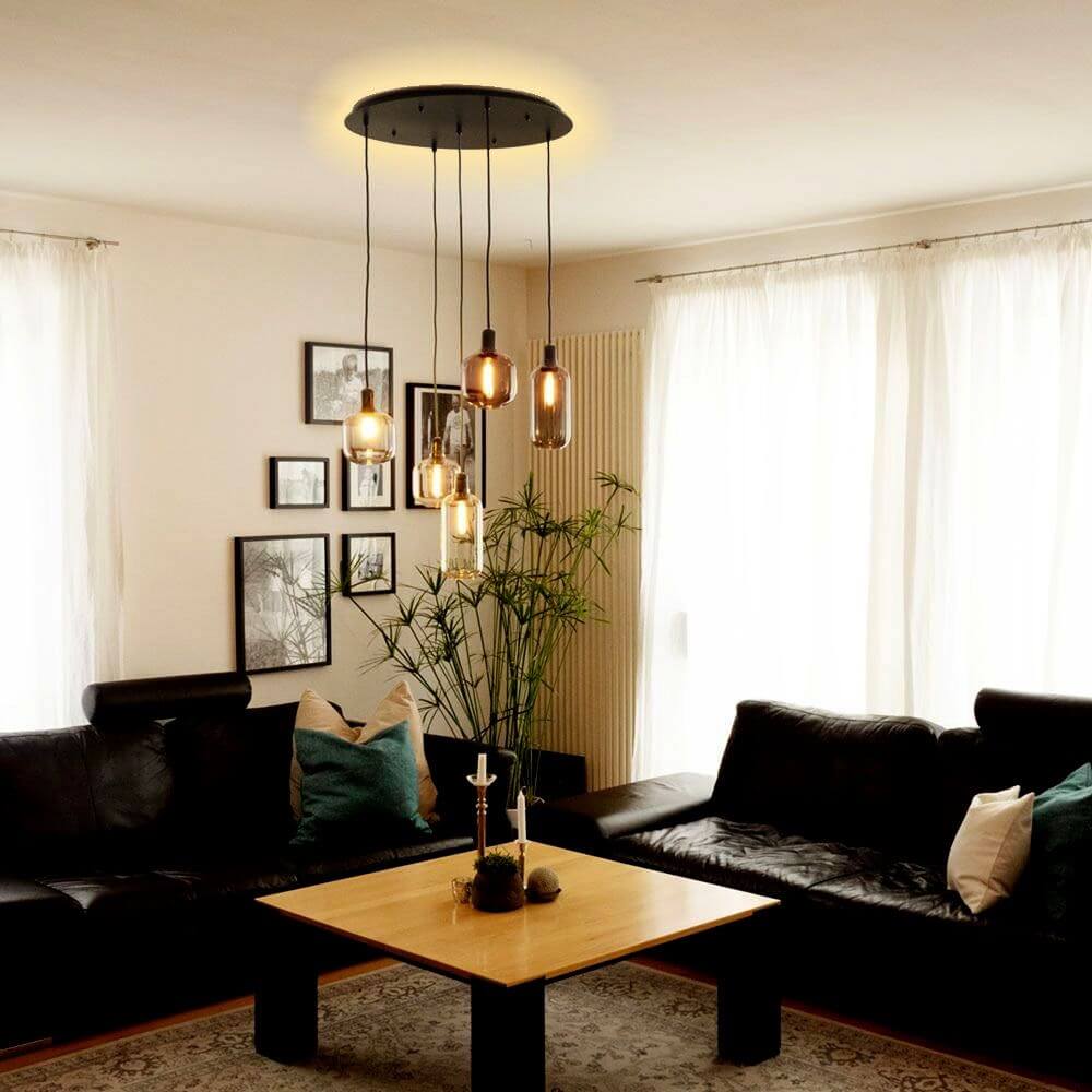 s.luce Aura LED-Umbau für indirekte Beleuchtung (ohne Modular Baldachin) im modernen Wohnzimmer mit Pendelleuchten.