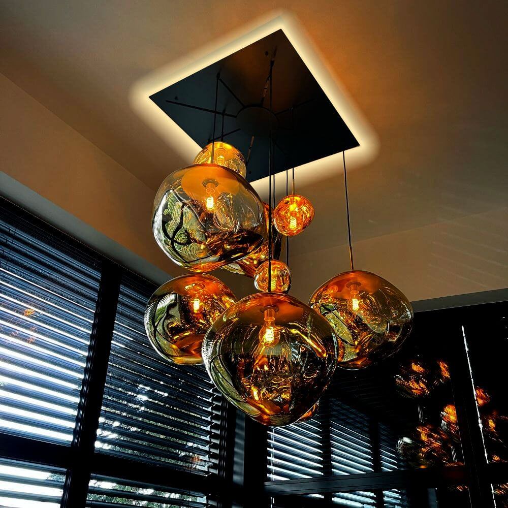 s.luce Aura LED-Umbau für indirekte Beleuchtung (ohne Modular Baldachin) mit goldenen Glaskugeln.