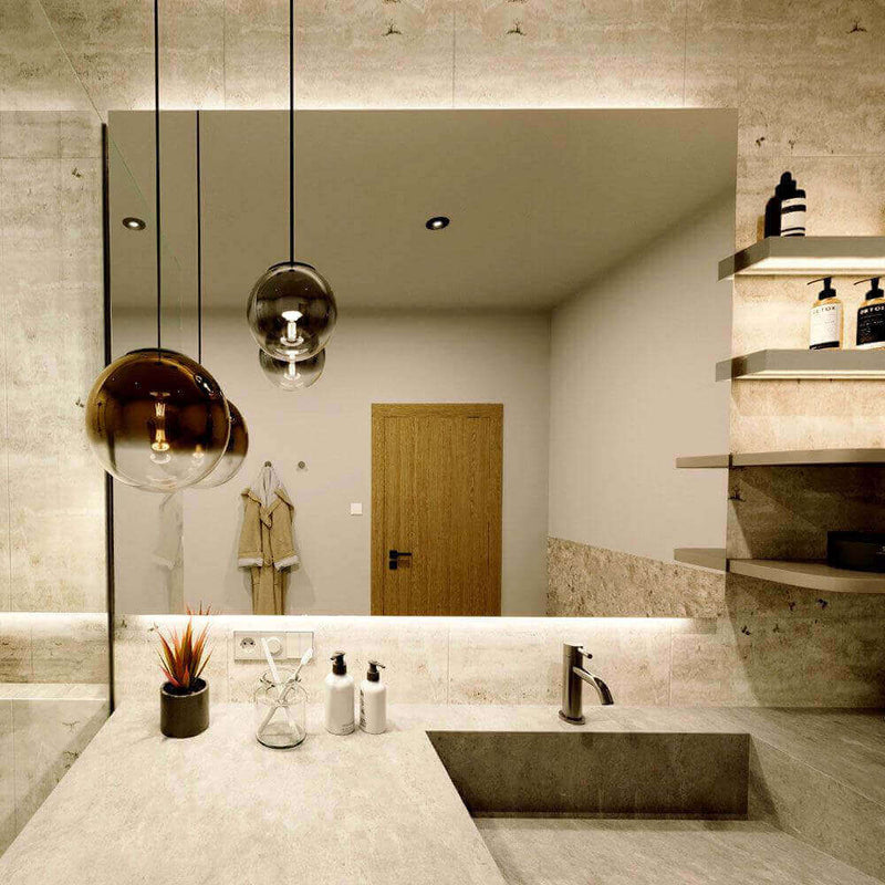Modernes Badezimmer mit stilvollen Lampen, Spiegel und minimalistischer Ausstattung in neutralen Farben.