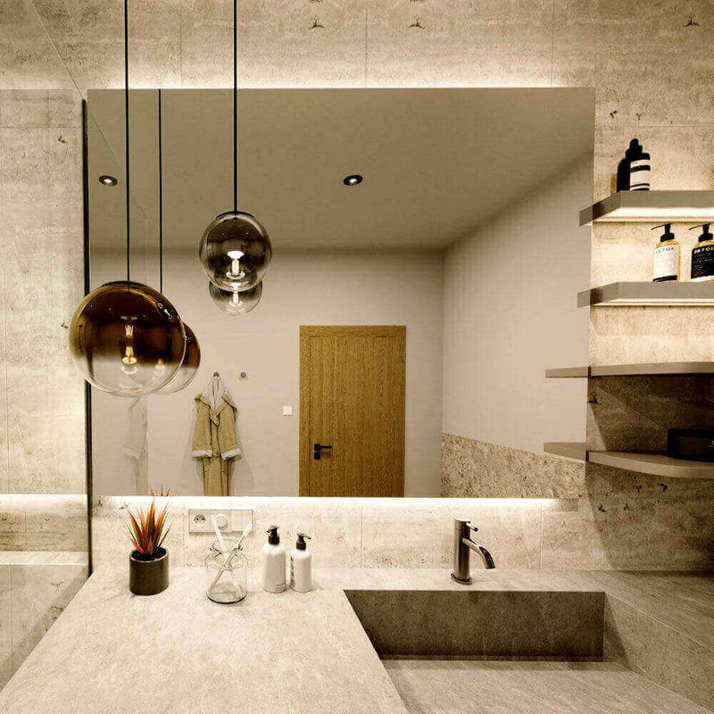 Modernes Badezimmer mit stilvollen Lampen, Spiegel und minimalistischer Ausstattung in neutralen Farben.