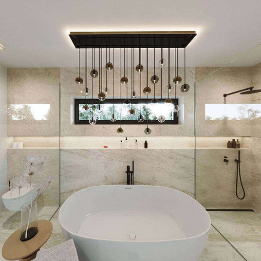 Modernes Badezimmer mit freistehender Badewanne und stilvollen Pendelleuchten über dem Waschbereich.