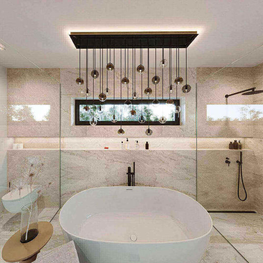 Modernes Badezimmer mit freistehender Badewanne und eleganter Beleuchtung, stilvolle Fliesen und Glaswände.