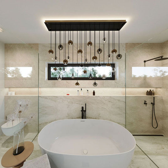 Modernes Badezimmer mit freistehender Badewanne und eleganter Beleuchtung, stilvolle Fliesen und Glaswände.