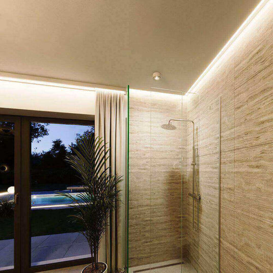 s.luce AuraPro 5m LED Streifen 20w/m 2000lm/m CRI 90 in elegante Dusche mit indirekter Beleuchtung.