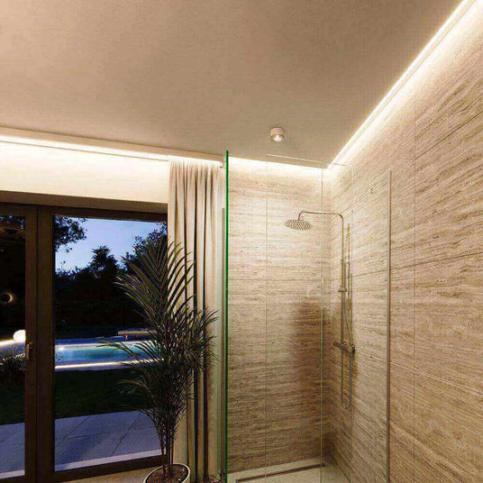 s.luce AuraPro 5m LED Streifen 20w/m 2000lm/m CRI 90 in elegante Dusche mit indirekter Beleuchtung.