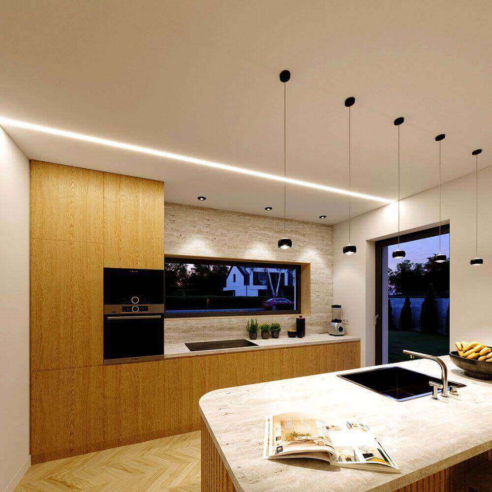 Moderne Küche mit Holzschränken, hellem Licht und minimalistischer Ausstattung, ideal für zeitgemäße Wohnkonzepte.