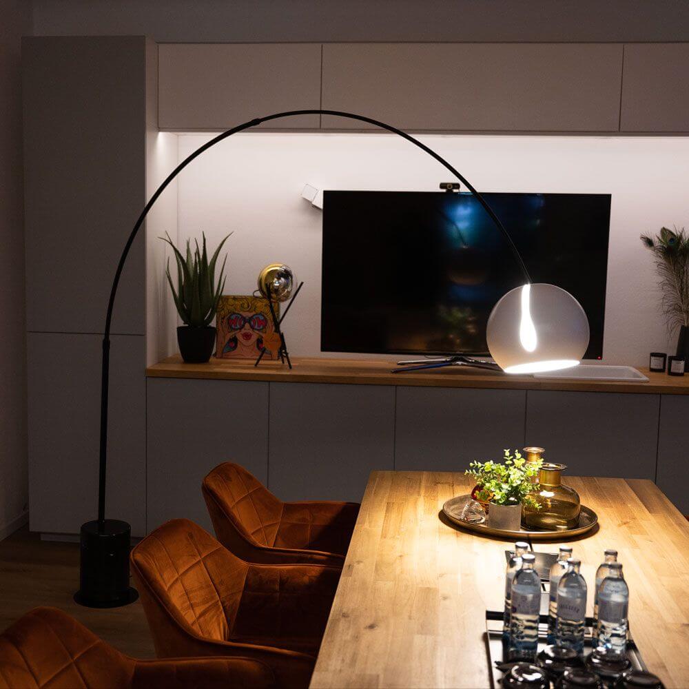 s.luce Lampa łukowa w kształcie kuli z nowoczesną marmurową podstawą