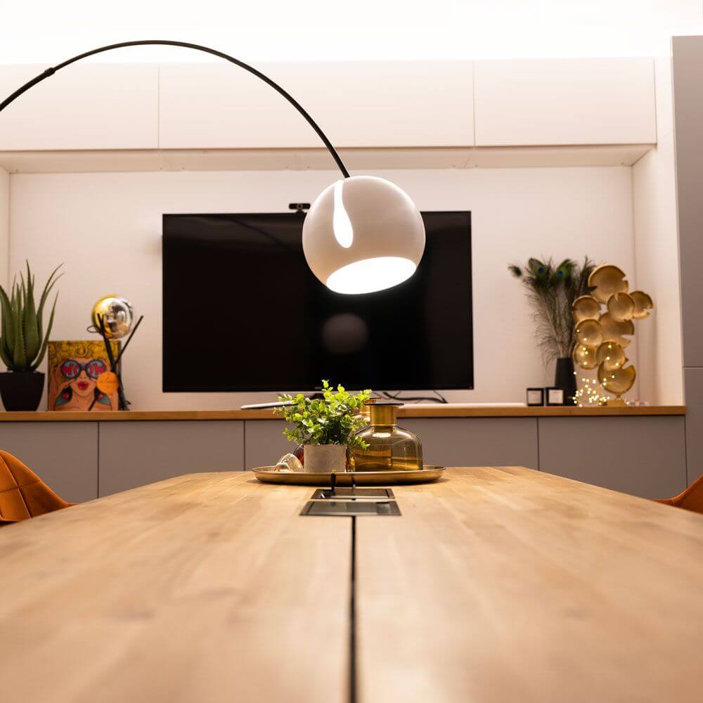 s.luce Lampa łukowa w kształcie kuli z nowoczesną marmurową podstawą