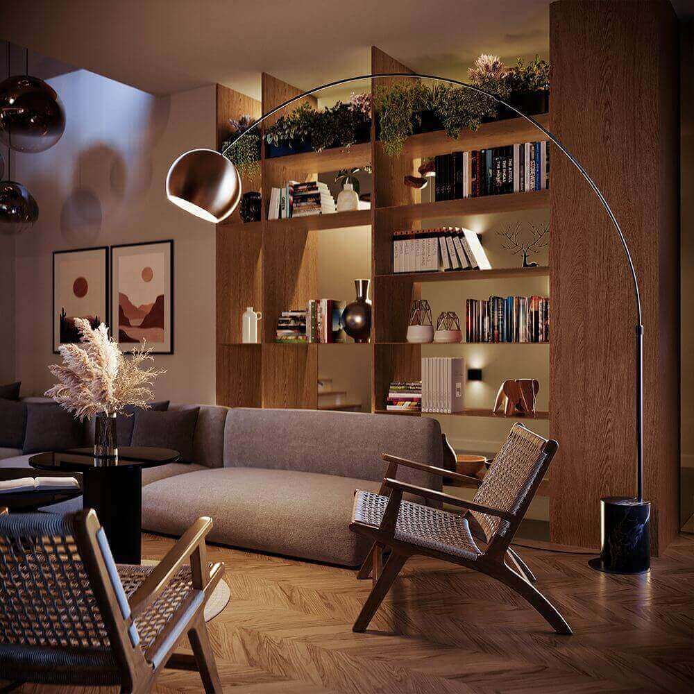 Modernes Wohnzimmer mit einer eleganten Bogenlampe, Bücherregal und stilvollem Möbel-Arrangement.