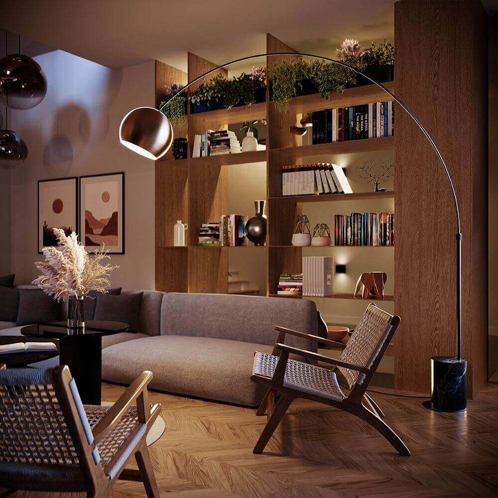 s.luce Lampe arc de design Ball avec pied en marbre moderne dans un salon élégant avec une bibliothèque.